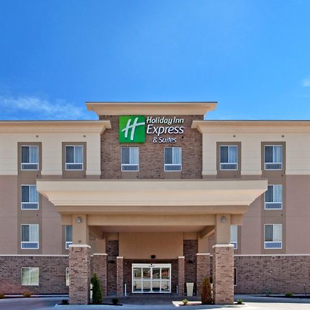 Holiday Inn Express & Suites North Topeka Exterior photo