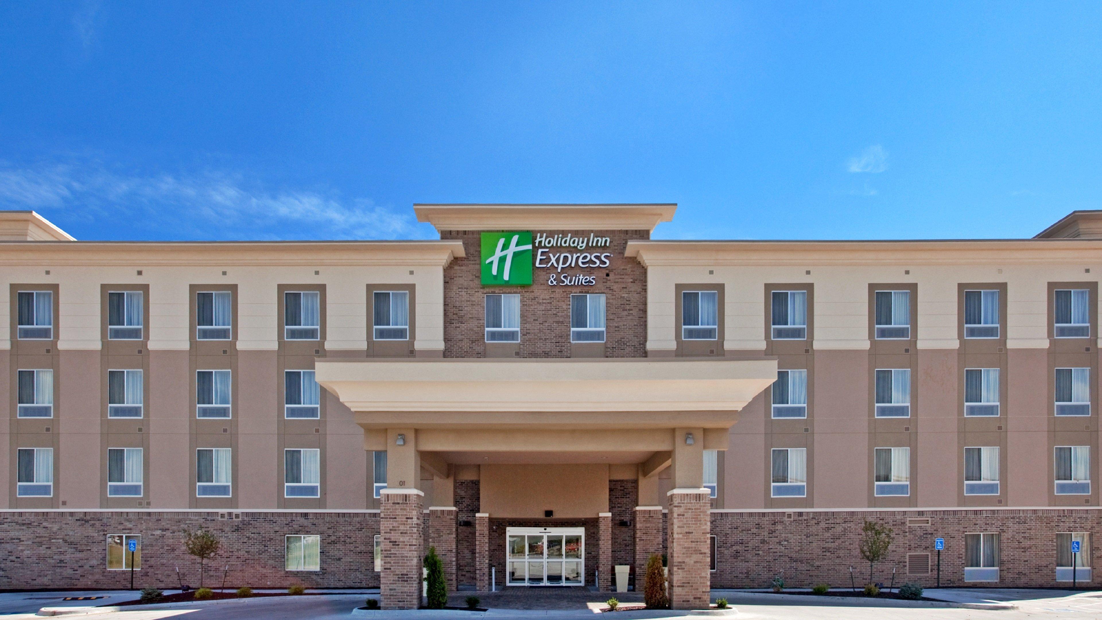 Holiday Inn Express & Suites North Topeka Exterior photo